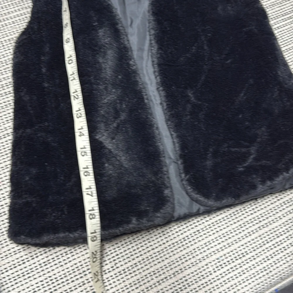 Old Navy black faux fur open front vest size medium large 10/12